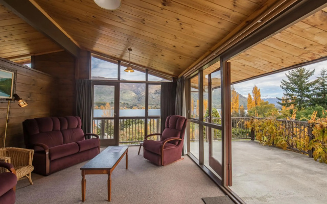 Lakeside Escape - Wanaka Holiday Bach