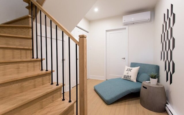 Perfect 2 Bdr, 2 Bath Landing for the Family