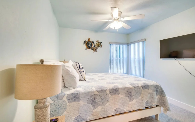 Cedar Key Condo w/ Balcony & Gulf Views!