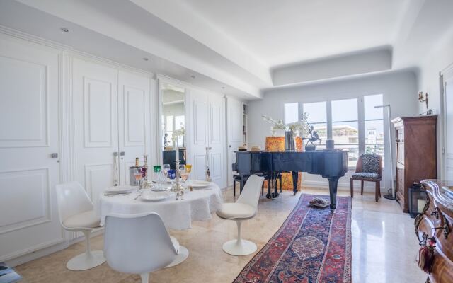 Art Deco Apartment terrace by Weekome