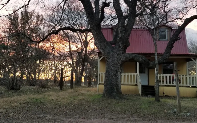 Mendelbaum Winery Guest Cabins