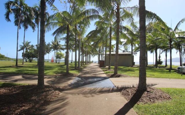 Privately Owned Hotel Room by Cairns Marina 222