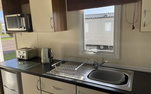 Captivating 2-bed Caravan in Clacton-on-sea