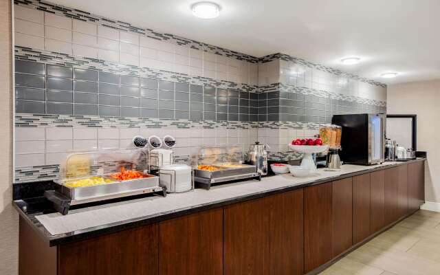 La Quinta Inn & Suites by Wyndham Baltimore BWI Airport