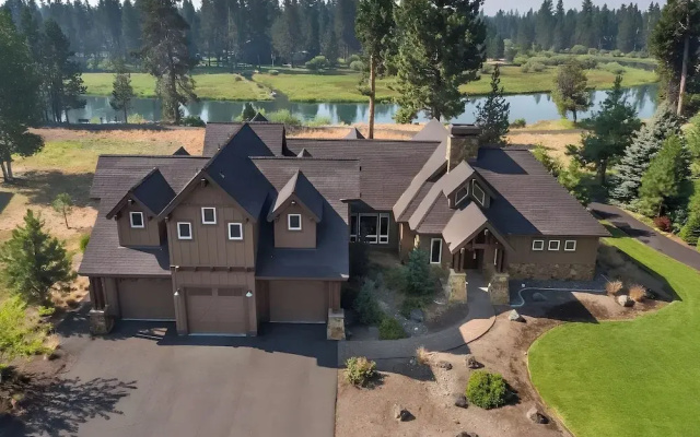 Hot Tub & Dock: Deschutes River All-season Retreat