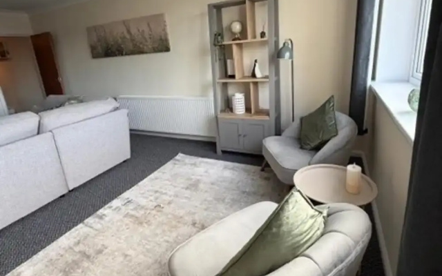 Meriden Apartment Retreat - Sleeps 7 - Near Nec