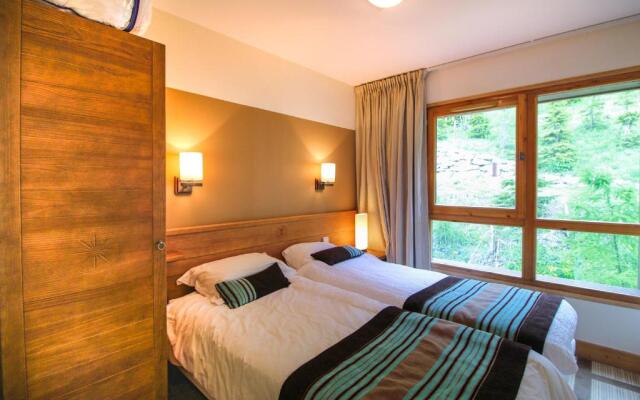 Spacious Family 2-bed, 2-bath with parking, private piste