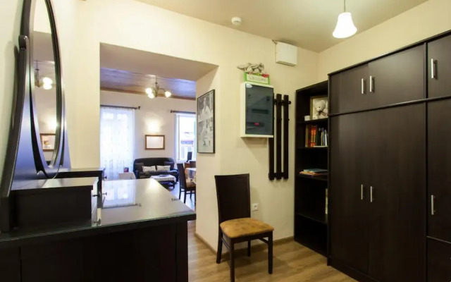 Psyri Neoclassical House w Yard