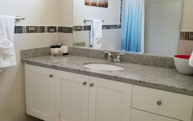 New Kingston Guest Apartment at Eight