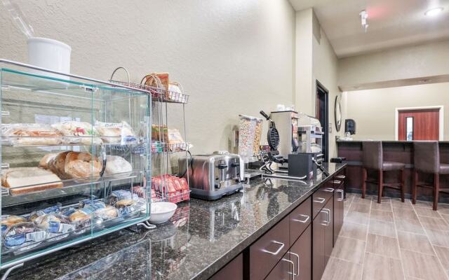 Cobblestone Hotel & Suites - Central Wisconsin Airport