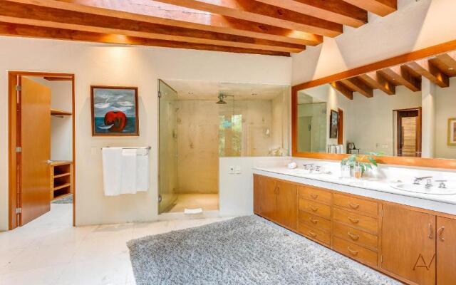 Lavish Villa with Pool I Jacuzzi, Gym & Tennis Court