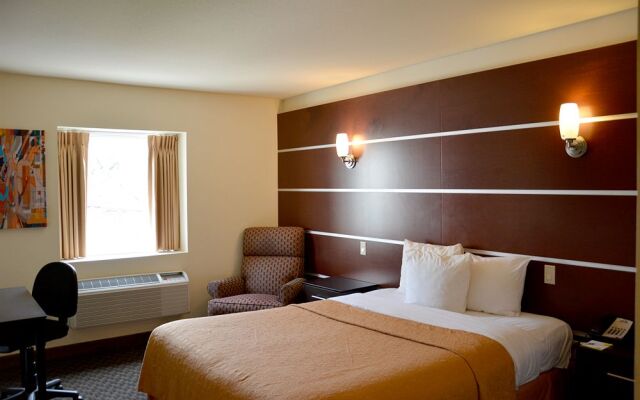 Days Inn & Suites Milwaukee