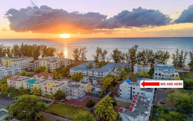 Les Cerisiers Beach Residence, Cosy and Modern 3 bedroom apartment located 50 metres from the beach and from all amenities and restaurants on the coastal road