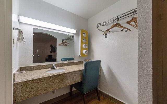 Motel 6 San Antonio, TX - I-10 West