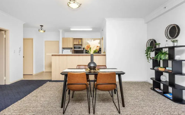 Oversized East Perth 2BR Pool Gym Parking
