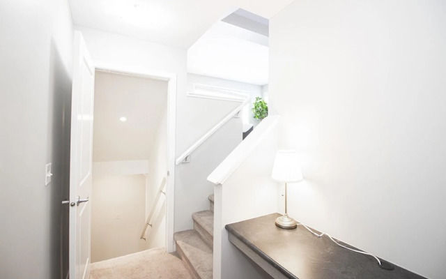 Bright Modern 4bed 2bath Townhouse With Parking