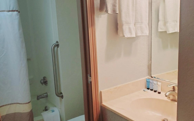 Blackstone Lodge & Suites