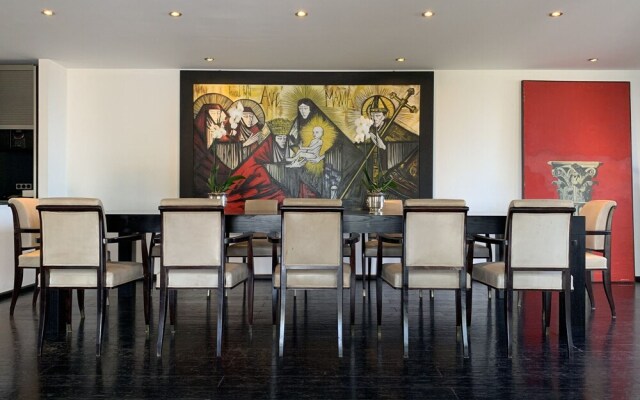 Luxury Villa Marathon