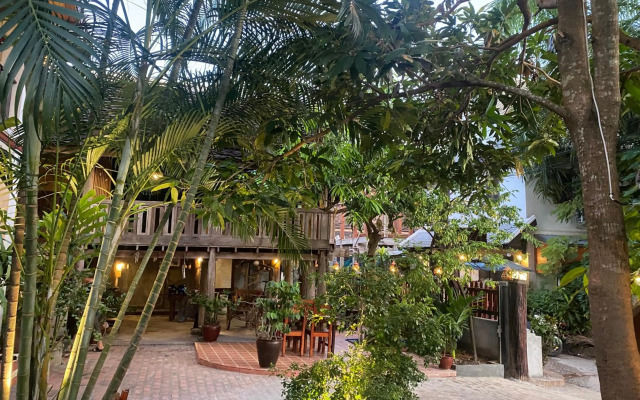 Lao Lu Lodge