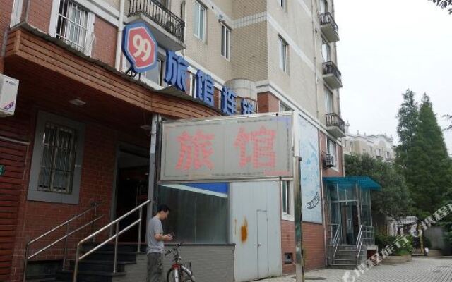 99 Inn (Shanghai Lianhua Road Metro Station)