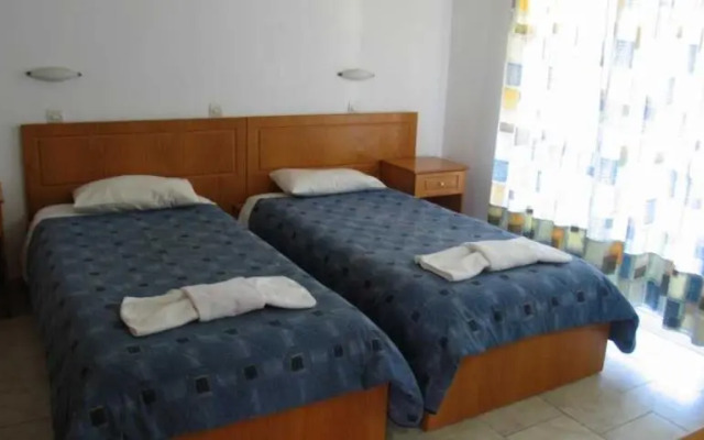 Alexis Pool Apartments