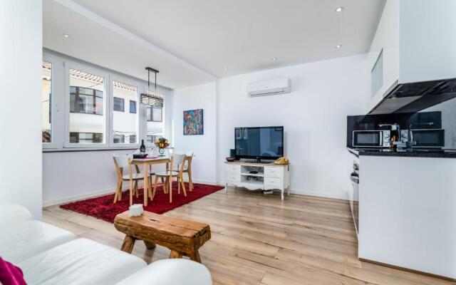 T2 Tiles Apartment Estoril