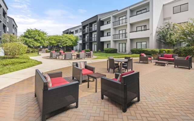 Super 8 by Wyndham Dallas Love Field Airport