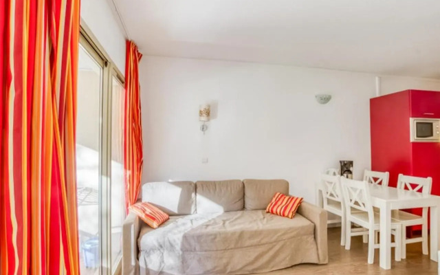 Flat With Swimming Pool Near The Beach