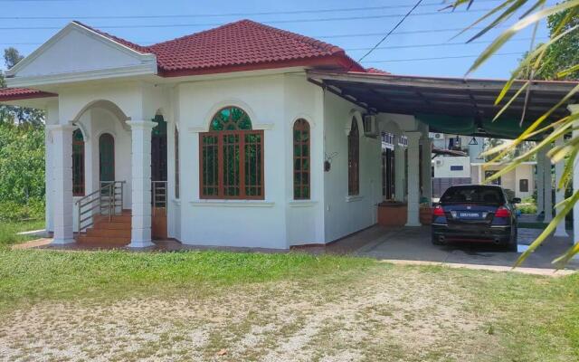 3R3B with Pool in Kota Bharu near Datu River