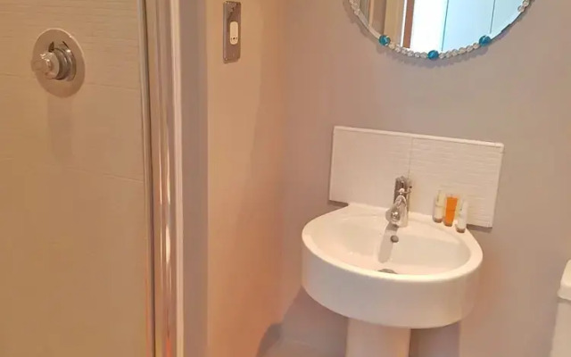 Spacious Bright and Modern Living