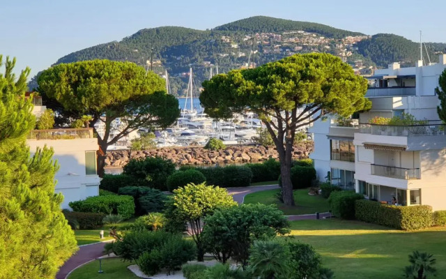 Garden and beach sea view apartment Cannes