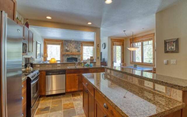 Private Family Friendly 2 Bedroom Townhome Located in East Keystone With Access to Free Shuttle Service