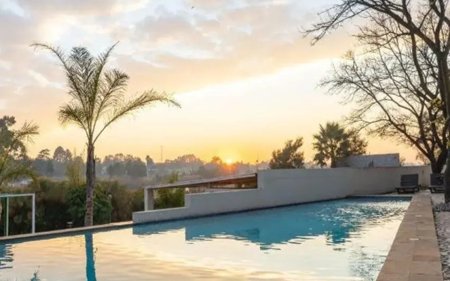 Отель ANEW Hotel & Convention Centre OR Tambo