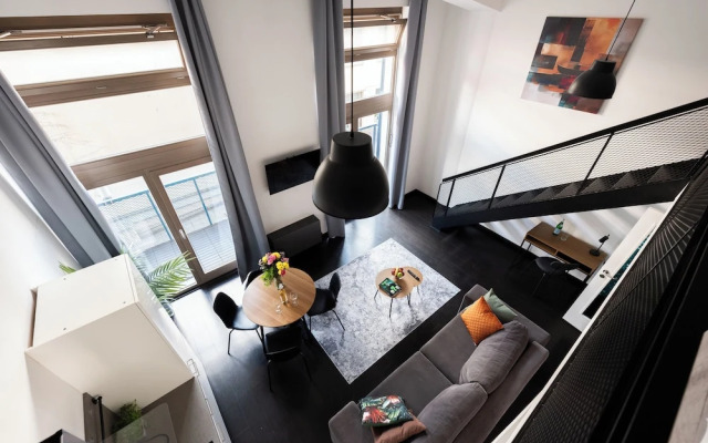Modern Loft with Balcony Close to Center