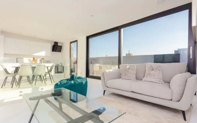 Unique and Sun Filled 2 Bedroom Flat With Balcony -hackney