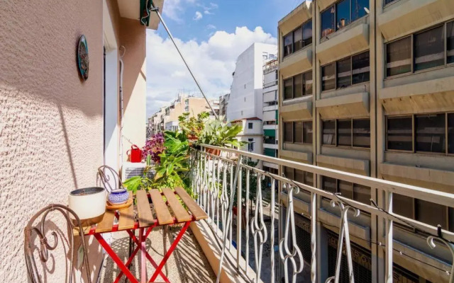 Iphigenia 2 bedroom retro downtown apartment
