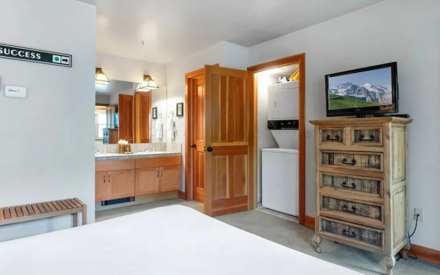 Greyhawk at Deer Valley Resort - Two Bedroom Condo with Hot Tub #12 2 Condo