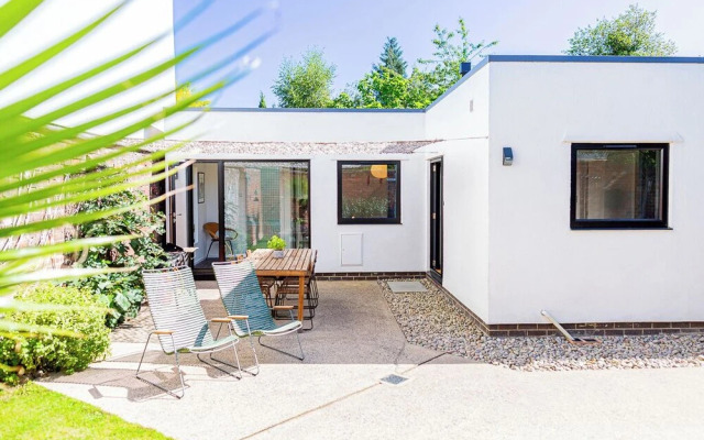 Mid-Century Modern Style 1BD with Garden