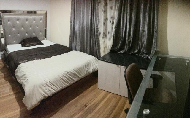 Hollywood Room Rental