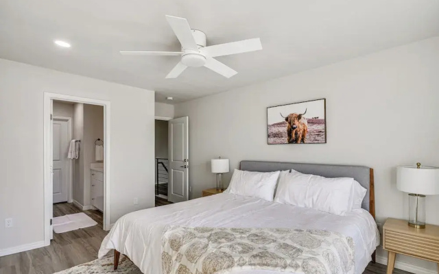 Pets Welcome: Newly Built Abode In Canyon!