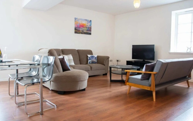 Spacious Flat In Converted Sugar Store