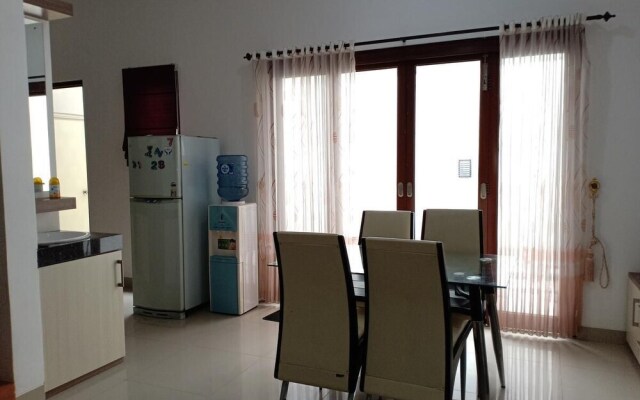 Omah Dixy Family Homestay by FH Stay