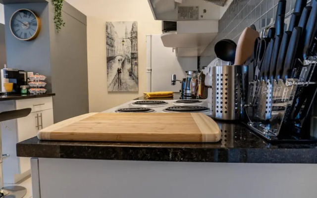 Comfy DT Loft w Parking Rooftop Patio BBQ Gym