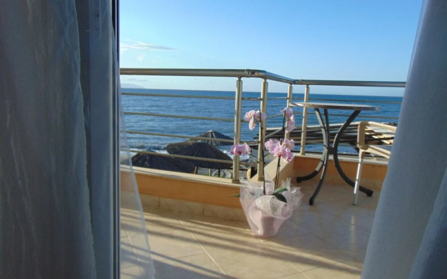 Litinas Casa-In front of the Sea