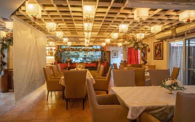 OYO 579 Anisabel Suites