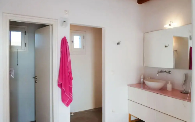 Glyfada CN Cheerful 5 Bedroom Home on the Beach