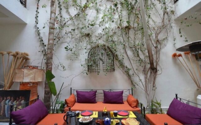 Riad White Flowers