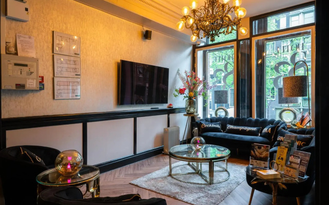 Hotel 83