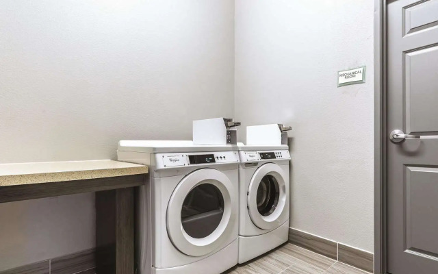 Platinum Inn & Suites Webster