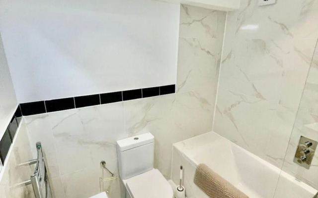 3 Bed Flat - Sleeps 6 - Parking - Wifi